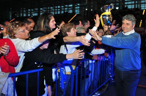 Abbraccio Dei Tifosi A Beppe Cormio