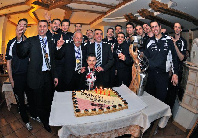 La Festa Prosegue Al Ristorante Col Taglio Della Torta