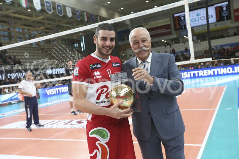 De Pandis Riceve Il Premio Dal Presidente Mosna Di Miglior Ricevitore Della Scorsa Stagione