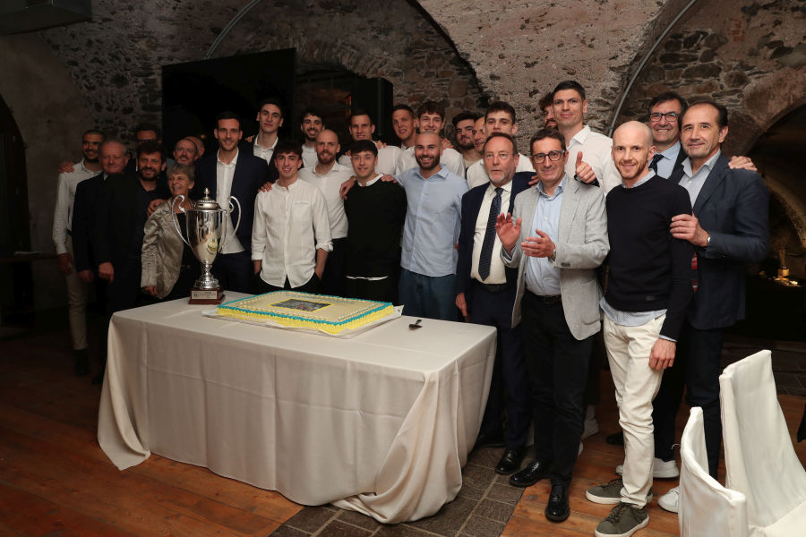 Foto Di Gruppo Con Torta