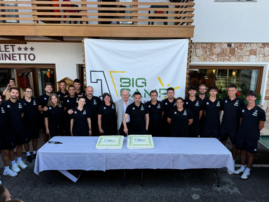 Lo Staff Taglia La Torta Di Fine Edizione 2024