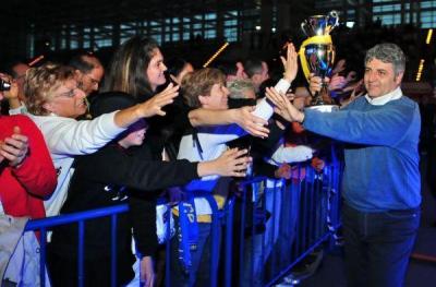 Abbraccio Dei Tifosi A Beppe Cormio