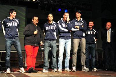 Gabriele Biancardi In Mezzo Ad Un Nugolo Di Giocatori